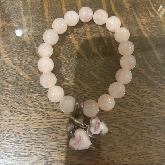 Lovely light pink stone bead bead bracelet with loveheart charms - Picture 2 of 3